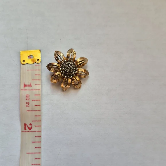 Vintage gold tone wire flower brooch - Picture 3 of 3